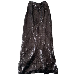 Paljettkjol  - Lång paljettkjol. Aldrig använd då jag köpte en storlek för liten 