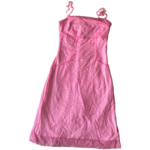 Klänning - En superfin rosa 70-talsklänning. Den går ungefär till vaderna på mig som är 1,60. 