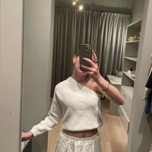 Stickad one shoulder top  - Jätte fin stickad one shoulder top🥰 Nästan helt oanvänd, bara använd 2 gånger💗  