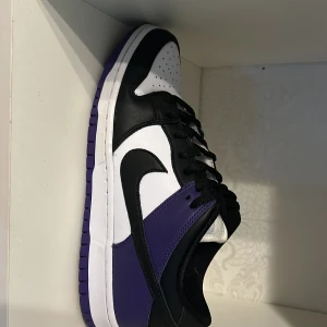 Nike dunk sb court purple  - Nike dunk low court purple. Bra skick köpta från south solens i Malmö Original pris 3900