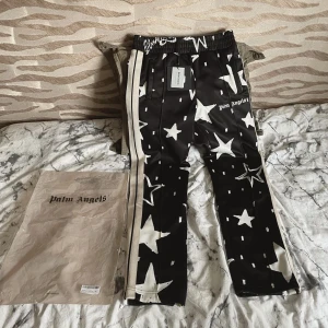 Palm Angels Star Track Pants - (Rare) Palm Angels StarPrint TrackPants(M)(Black/Cream) Helt Nya med tags och OG påse Retail:4250kr