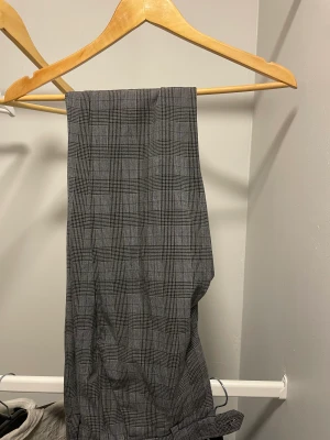 Gråa kostymbyxor  - Dem här byxorna är använda ett fåtal gånger men ser ut att vara i nyskick. Den sitter perfekt i längden på mig som är 184cm men lite liten, sitter för tajt. Byxorna har storlek 30/34 i sig. 