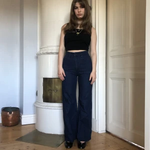 Jeans från G-star raw - Sjukt snygga jeans från G-star raw. Råa kanter och smickrande passform. Saknar storlekslapp men passar en strl 25. I bra skick! Inköpta för 1600 kr.