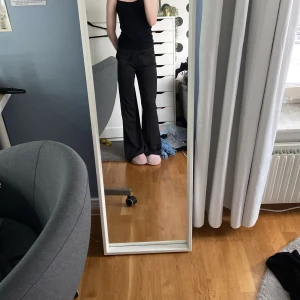 Straight mjukisbyxor - Low waist / lowrise mjukisar från SOC liknar se eftertraktade bikbok mjukisarna! Raka i benen med lite bootcut, jätte trendiga💓midjemått: 35cm, innerbenslängd: 80cm. Långa på mig som e 162 passar kog nån 165-175