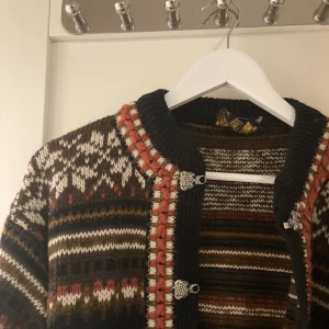 Lusekofta - Skitfin lusekofta köpt second hand men aldrig använd av mig. Väldigt skön och snygg!!!