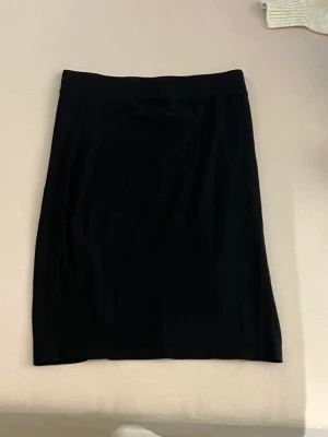 Kjol - Säljer 2st svarta kjolar för 90kr.