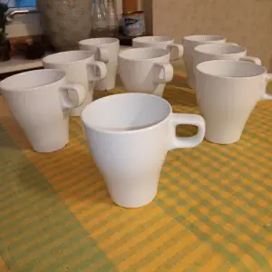  9 st , Fina vita kaffekoppar /Tekoppar 10 cm stora porslin .hämtas i Skene alt skickas .