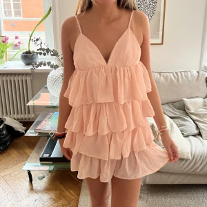 Klänning!  - PERFEKTA klänningen till sommaren! Så snygg med volangerna❤️