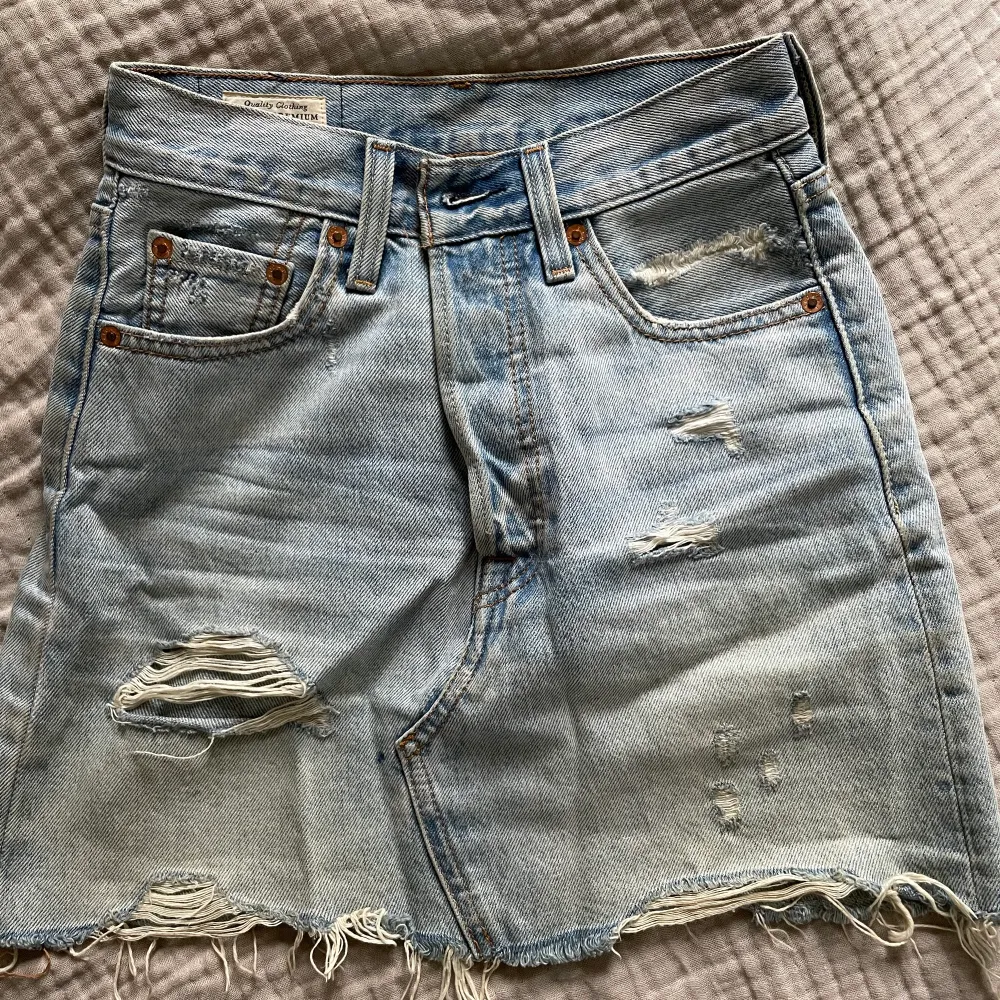 Så fin jeans kjol med slitningar från Levis. Nypris runt 600kr💕. Kjolar.