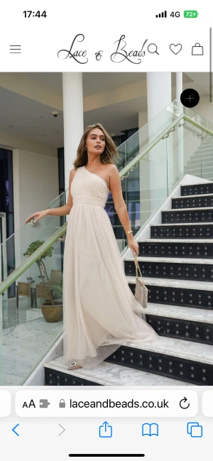 Balklänning  - Säljer denna superfina klänningen, perfekt till bal, bröllop eller brudtärna. Beställde hem två storlekar för att prova där av säljs denna. Inte provad eller öppnaf ur påse. Det är storlek uk 10 som motsvarar s. Den är från Lace & beeds. Supe