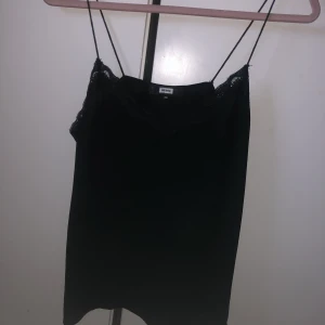 Svart spetslinne - Superfint svart spetslinne, ej figursydd så den sitter löst över kroppen!