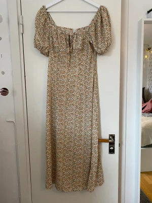 Sommarklänning - Blommig sommarklänning. Tajt i midjan så den passar inte mig. Men så himla luftig och skön. 