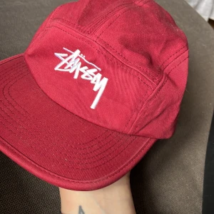 Fivepanel - Fivepanel i märket stüssy med justerbart spänne baktill. Knappt använd.