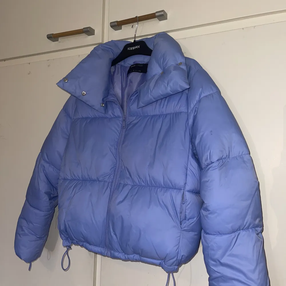 Blå jacka från Sinsey (från Estland) i storlek 36/S Den är i bra skick men kommer tyvärr inte till användning längre . Jackor.