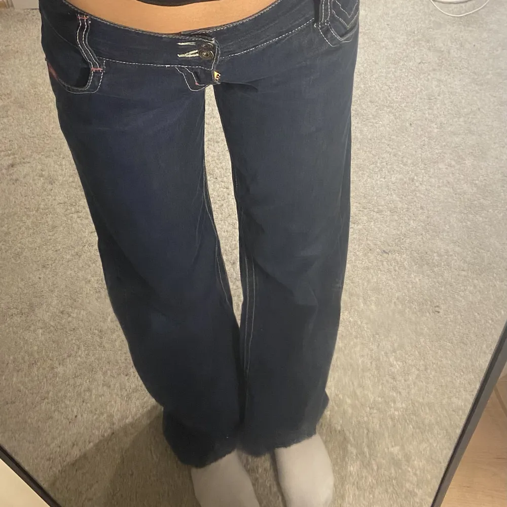 Köpte från second hand och är väldigt lågmidjade. . Jeans & Byxor.