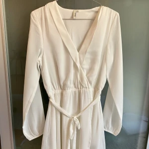 Klänning - Vit super snygg klänning, men den har bara kommit till användning en gång. Nytt skick! 