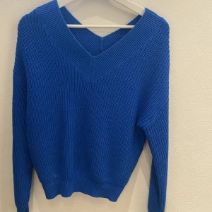 stickad tröja  - Använd ett fåtal gånger, inga defekter. Tror den är köpt på New Yorker. Storlek S