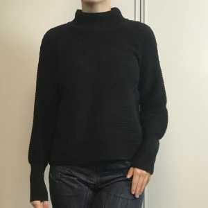 Svart Sweater - Mjuk mysig sweater med skön textur och långa sleaves  XS men stor i storleken som M