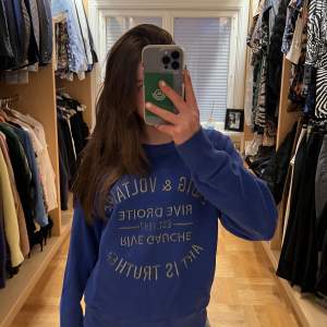 Säljer denna fina Zadig sweatshirt i en så fin blå färg💙väldigt bra skick! Pris kan diskuteras 