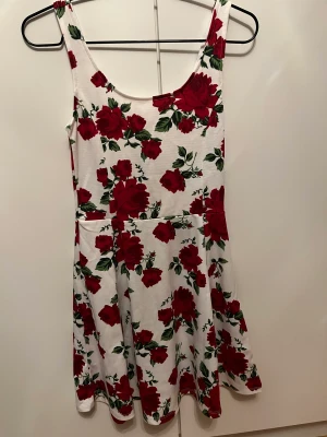 Romantisk sommarklänning  - Fin sommarklänning med röda blommor! Aldrig använd 