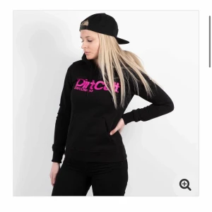 Dirtcult hoodie - Hej! Säljer min helt oanvända dirtcult hoodie, toppen skick! Nypris när jag köpte den 800 Mitt pris 200+ frakt Storlek M men är som en S/XS