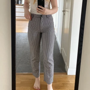 Byxor  - Byxor från monki i svartvitt mönster i strlk 36. Använda 2 ggr. Ingen fraktkostnad.