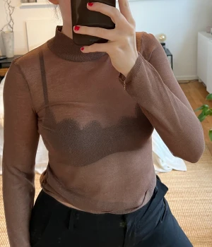 Glittrig & mörkbrun meshtopp  - Glittrig meshtopp i mörkbrunt. Oanvänd