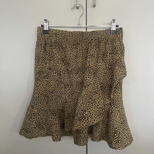 Leopardmönstrad kjol - Från ginatricot storlek 34