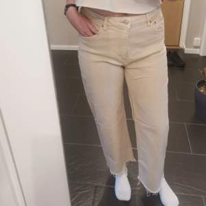 Jeans med vida ben. High waist och stretch. Endast testade 