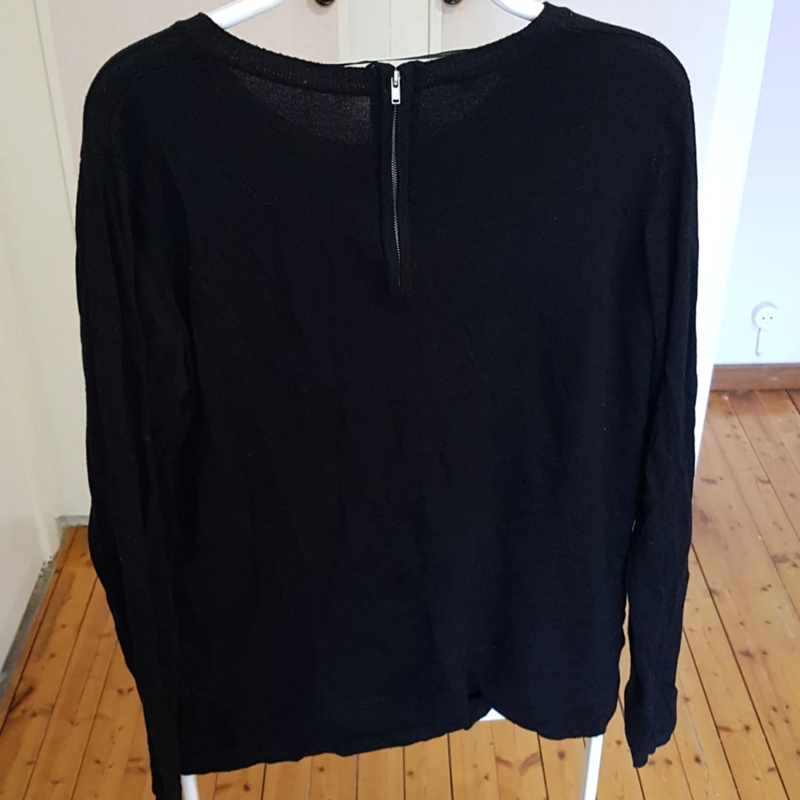 Långärmad tröja med dragkedja bak i nacken. - 90