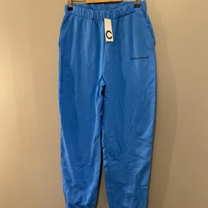 Mjukis blå  - säljer dessa blåa mjukis är från Cubus köpta för typ 1,5 år sedan men aldrig använda (lappen sitter kvar) dom kostar nya 299kr säljer dom för 120kr dom är i storlek S 