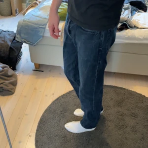 Jeans från NEUW - Storlek 32:34, sitter fett grymt på mig som är 190, men hade passat ännu bättre på nån lite kortare. Har ett par nästan likadana så dessa har använts max 3 gånger. Köpta på Carlings för 1299 + nästan oanvända. Färgen är ljust svart, syns ok på bilden.