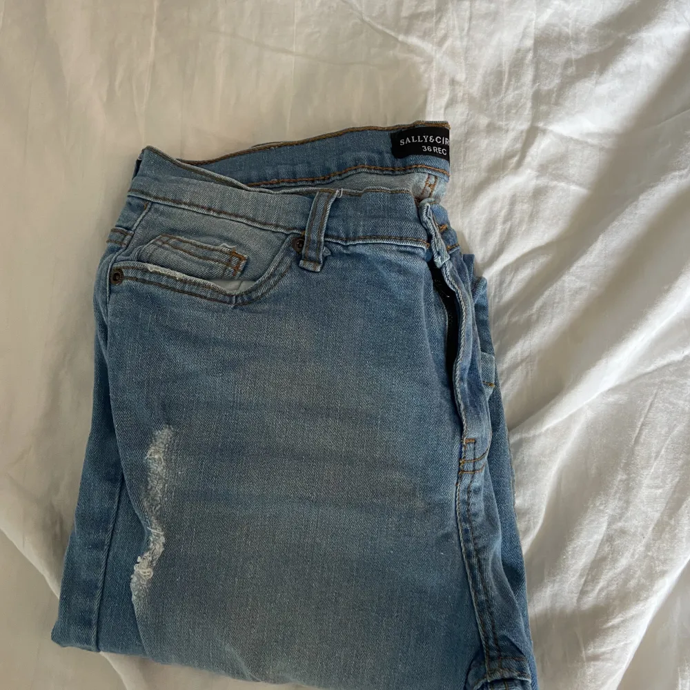 Skinny jeans från Sally &circle. Knappt använda, så i fint skick . Jeans & Byxor.
