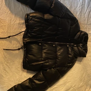 Svart Jacka - Säljer denna jacka jag köpte från plick för ett tag sedan. Knappt använd från min sida och i bra skick. 