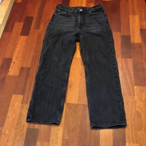 Weekday Voyage jeans - Använda men i bra skick, inget slitage vid byxfollen