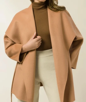 Camel kappa IVY AND OAK (100% ull) - Perfekt nyans, inte för mörk eller för ljus. 100% ull och handstiched! Fantastiskt material, ser lyxigt ut och håller en varm.  Inga noppror, fläckar eller märken på användning öht! Använd mycket få gånger (köptes våren 2022). Nypris: 3099 kr. 