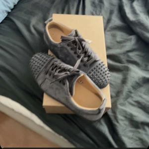 Christian louboutin - Storlek 43 Skick 9/10 Nypris:8500kr kom med bud Box,dustbags mm följer med. 