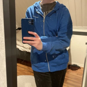 zip-up  - klicka ej på köp nu!!  mysig tröja i bra skick från new yorker 70kr + frakt (60kr) skicka ett meddelande vid intresse, betala via swish :))