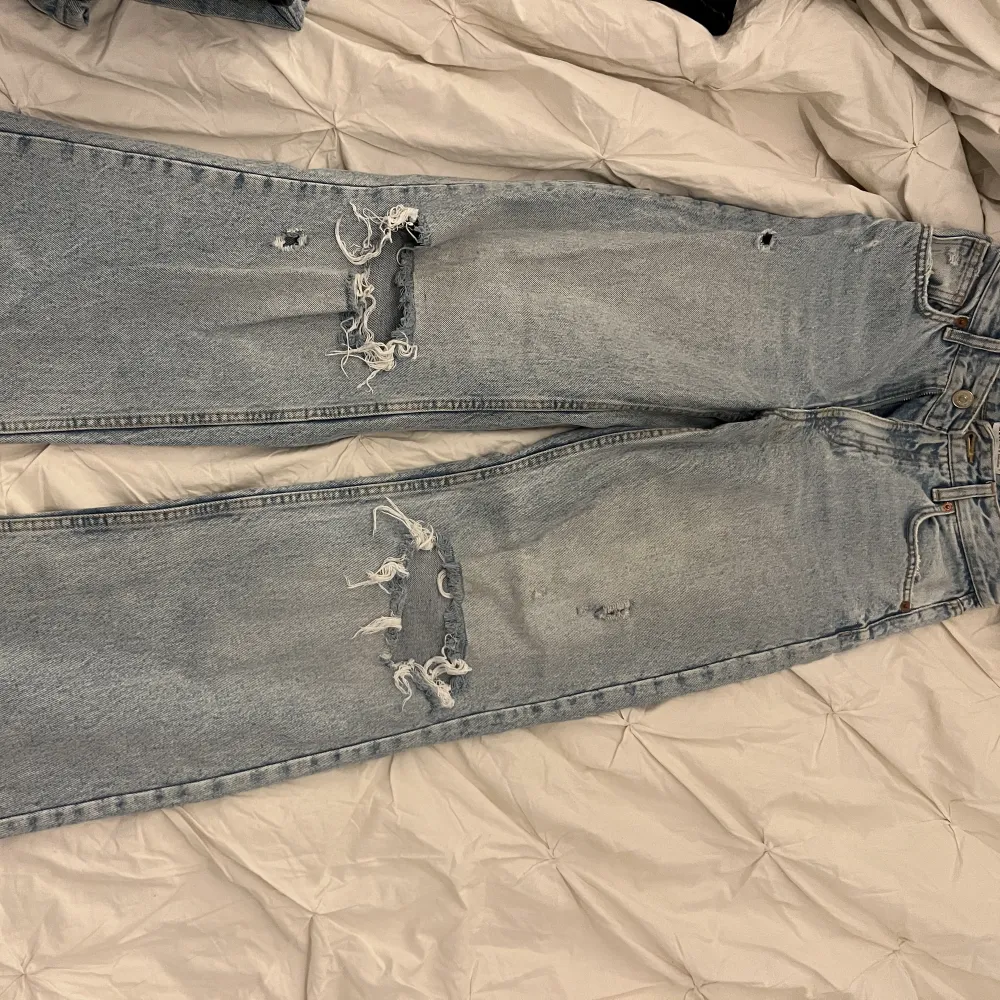 Högmidjade jeans från zara i storlek 34 men passar även 36. Jeans & Byxor.