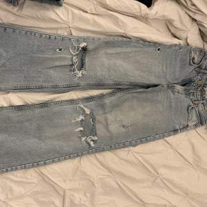 Högmidjade jeans från zara i storlek 34 men passar även 36