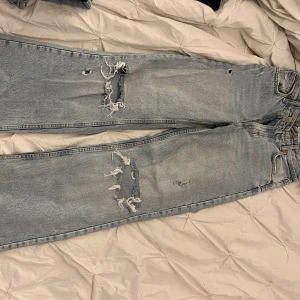 Jeans - Högmidjade jeans från zara i storlek 34 men passar även 36