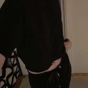 svart träja - klicka ej på köp nu !! svart, kortare t-shirt. har använts mycket, så är lite sliten  20kr + frakt (54kr)  skriv till mig vid intresse, betala via swish 🤍