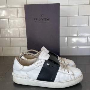 Valentino skor Storlek: 42 Skick: 6,5/10 (mest smutsiga) Färg: svart Vårt pris: 2000kr Retail: 6165kr