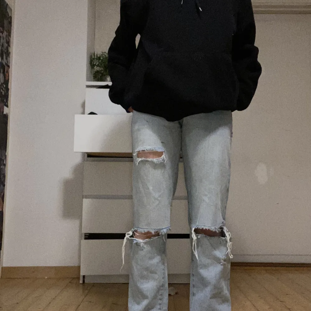 Nästan oanvända superfina men inte min stil längre✨super bra i längden på mig som är 165cm . Jeans & Byxor.