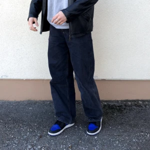 Weekday x Lee jeans - Svarta weekday x Lee jeans i loose fit modell. Modellen finns ej kvar längre. Köpare står för frakt. 