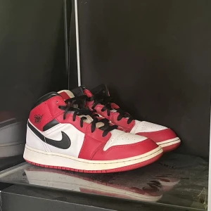 Jordan 1 mid chicago white heel - 🔥 Jordan 1 mid chicago  🔥 👾Storlek 40👾 🍀Klassik färg🍀 🦋Skickar gärna flera bilder/svarar på frågor i DM🦋 🥕 Fraktar eller möts upp i Stockholm 🥕 ⭐️ Pris kan diskuteras vid snabb affär ⭐️