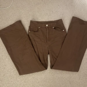 Bruna jeans  - Jag säljer dessa bruna jeans eftersom jag inte använder de längre❤️ de är ifrån hm i storlek 36