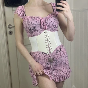 Vit midjekorsett  - Fin korsett med fjärilskedjor. Säljer för 50 kr plus frakt. 💖