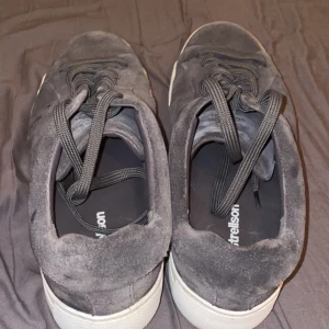 Skor  - Hej, säljer nu mina stilrena strellson skor som är i väldigt bra skick, 8/10 använda ksk 10 gånger köpta slutet av 2022, be om fler bilder vetja, pris kan diskuteras. Nästan exakt samma som arigato.