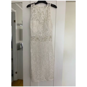 Spets klänning (XS) - Spetsklänning använd 1 gång säljes. Perfekt till skolavslutningen eller student. Klänningen har en inbyggd bh med vaddering i kuporna.   Storlek: XS